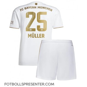 Bayern Munich Thomas Muller #25 Bortatröja Barn 2022-23 Kortärmad (+ korta byxor)
